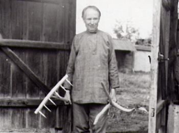 Баженов П.Ф., уроженец д.Отогурт, с граблями и вилами в руках. 1987 г.