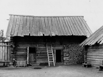 Тип двора: хлев, справа – семейное святилище – куала (в настоящее время используется как летняя кухня). 1980 г. УАССР, Алнашский р-н, д. Кузебаево. 