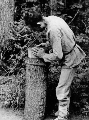 Подготовка лубяной колоды для ловли роя пчел. УАССР, Завьяловский р-н, д.Шабердино, 1981 г.
