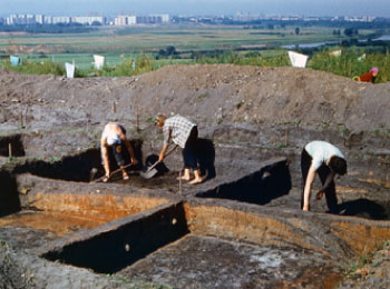 Раскопки жилого сооружения на внутренней части городища Иднакар. 1984