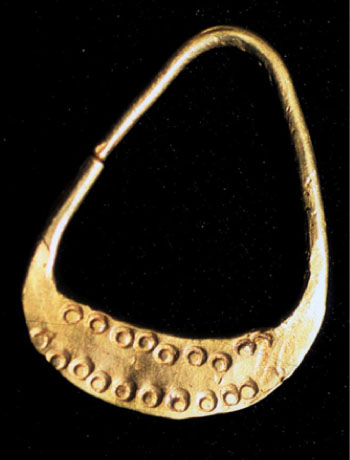 Калачевидная серьга с шатоном. Серебро, зернь, скань. XI–XII вв. Кузьминский могильник. ИКМЗИ