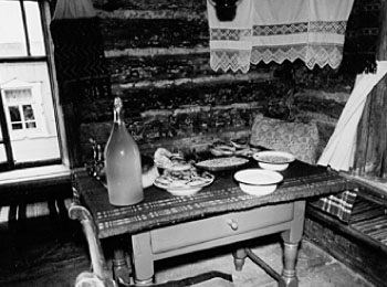 Красный угол удмуртской избы с накрытым столом. 1980 г. УАССР, Алнашский р-н, д. Кузебаево. 