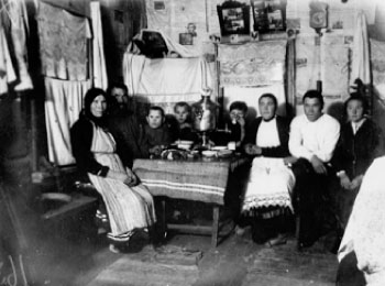 Семья за столом в избе.1930 г. ВАО, Малопургинский р-н, д. Нижние Юри