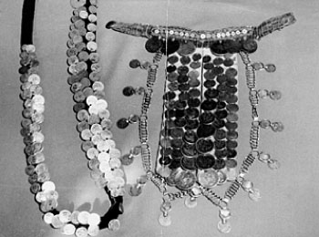 Слева: женское чересплечное украшение (бутьмар) (южные удмурты). Алнашский р-н. Справа: женское нагрудное украшение (чытывесь) (южные удмурты).