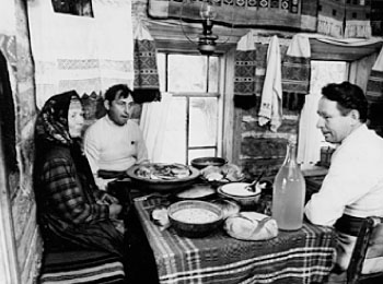 Красный угол избы с празднично накрытым столом.  УАССР, Алнашский р-н, д.Кузебаево, 1980 г.