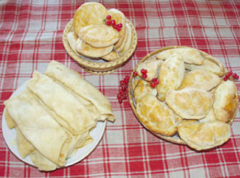 Традиционная выпечка – пирожки и блины с начинкой. Фото К.И. Куликова.