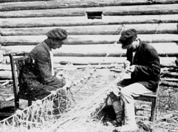 Рыбаки удмурты чинят сети весной.1929 г. ВАО, Можгинский р-н.