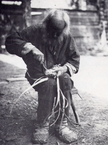 Житель д. Чумойтло Можгинского р-на за плетением лаптей. ВАО, 1929 г.