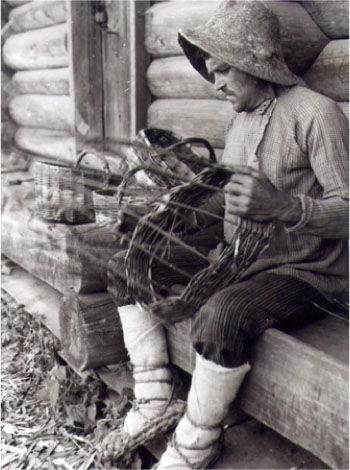 Плетение корзины для грибов. УАССР, Завьяловский р-н, 1981 г.