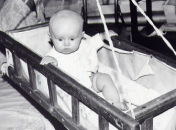 Укачивание ребенка в зыбке. БАССР, Янаульский р-н, д. Барабановка, 1984 г.