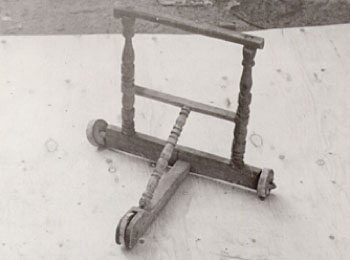 Детская коляска- ходуля, предназначенная для обучения детей ходьбе. 1960 г. УАССР.