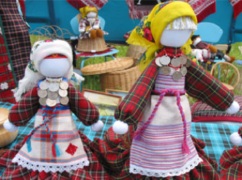 Куклы в костюме южных удмуртов. Работа современных мастеров. Фото К. И. Куликова.