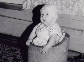 Дупло - детский стульчик с ребенком. УАССР, Игринский р-н, 1983 г.