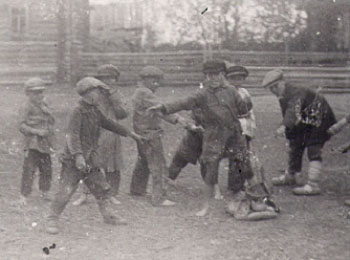 Игра детей в бабки. УАССР, Нылгинский р-н (ныне -Увинский), д. М. Штангурт, 1936 г.