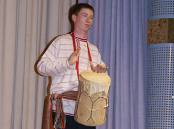 Игра на барабане. 2008 г. Фото Егорова А.В.
